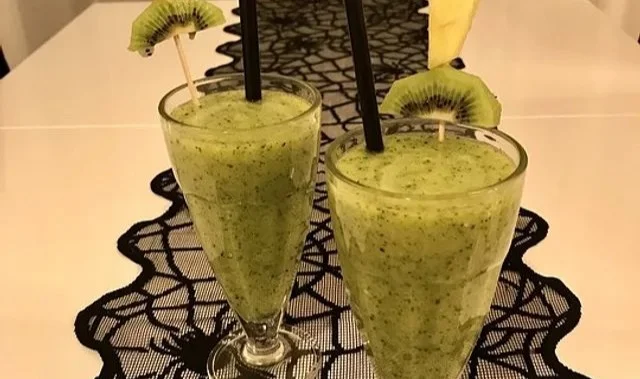 Ein frisch zubereiteter Grüner Smoothie mit frischem Obst und Gemüse