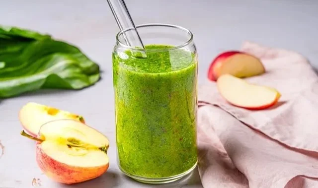 Gesunder Grüner Smoothie aus frischen Zutaten wie Spinat und Kiwi