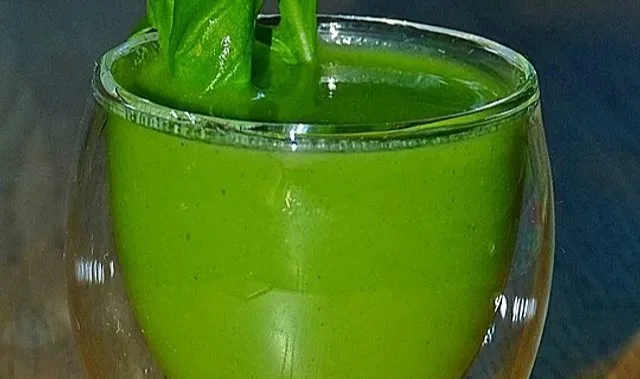Frischer Grüner Smoothie aus Spinat, Banane und Äpfeln in einem Glas.