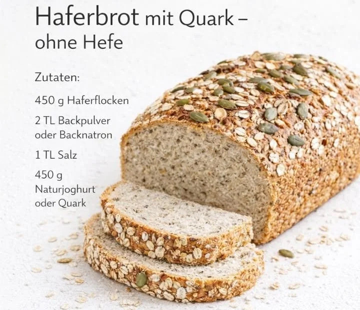 Hausgemachtes Haferbrot mit Quark auf einem Holzbrett