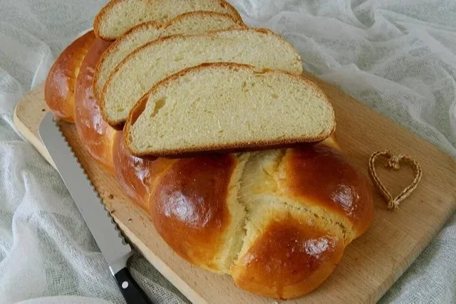 Leckerer Hefezopf aus frischem Teig, perfekt zum Kaffee oder als Snack
