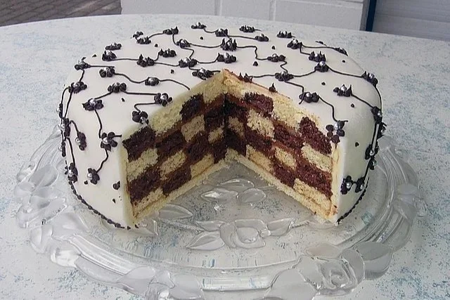 Dunkelschaumkuchen mit Schokoladenglasur und luftiger Creme