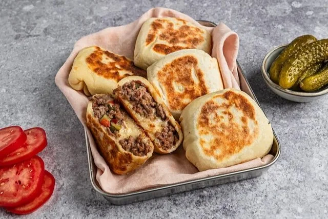 Leckere Protein-Cheeseburger-Bomben mit hohem Proteingehalt für Fitnessliebhaber.