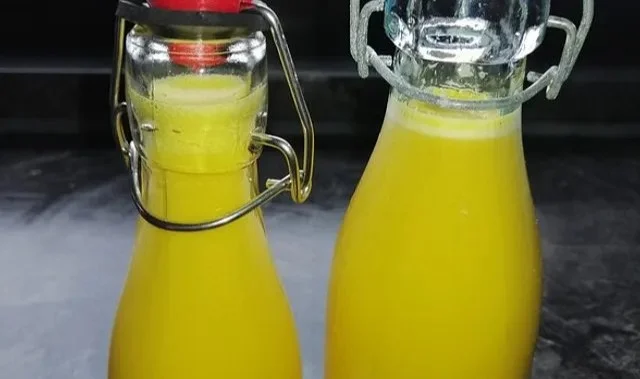 Ingwer-Shot mit Apfel- und Zitronensaft in einem Glas