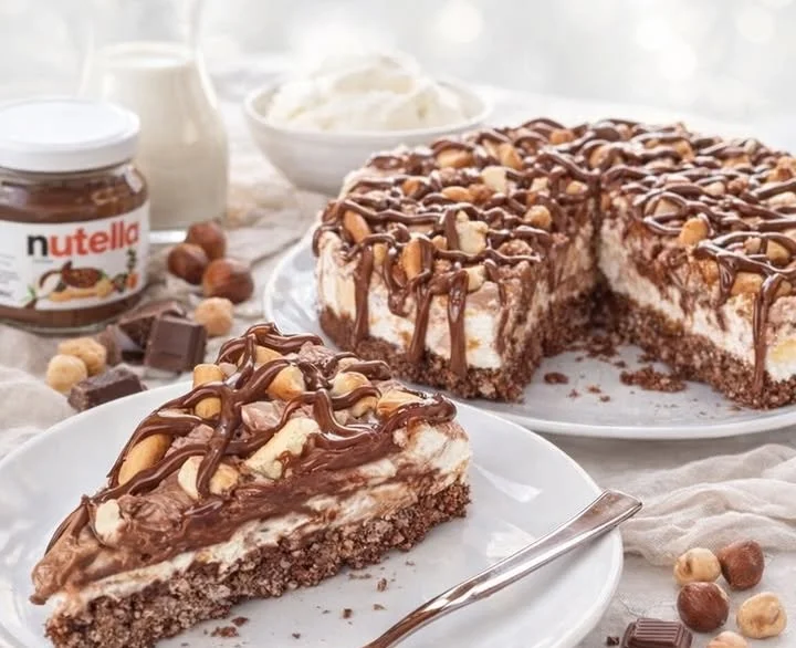 Kalte Mascarpone- und Nutella-Torte auf einem Teller