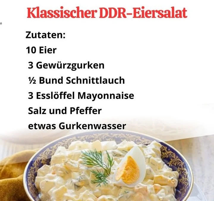 Klassischer DDR-Eiersalat auf einem Teller mit frischen Kräutern