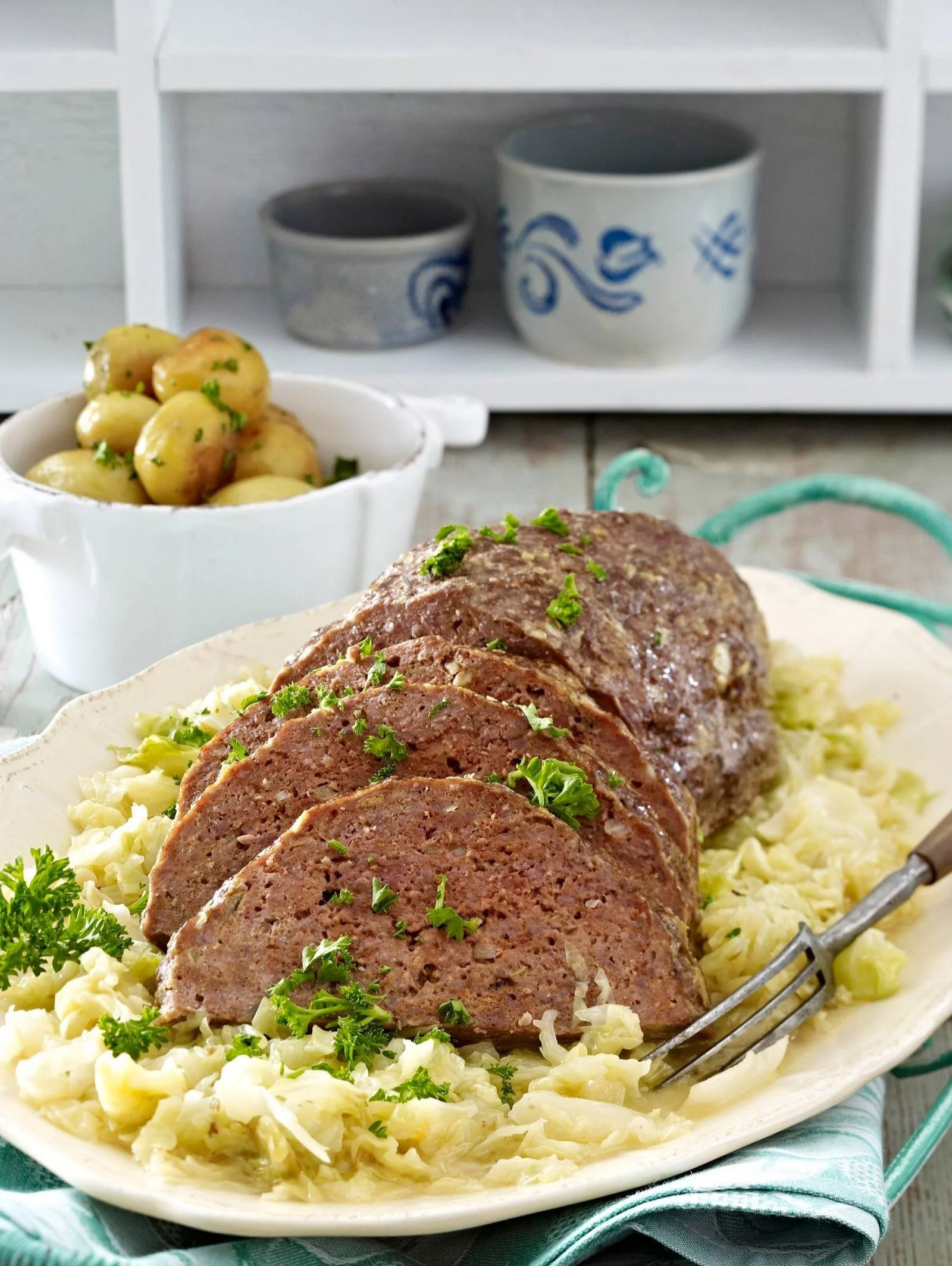 Klassischer Hackbraten aus dem Ofen, serviert mit Beilagen