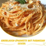 Knoblauch-Spaghetti mit Parmesan auf einem Teller serviert