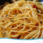 Schale mit Knoblauchspaghetti, garniert mit frisch gehackter Petersilie und Parmesan.