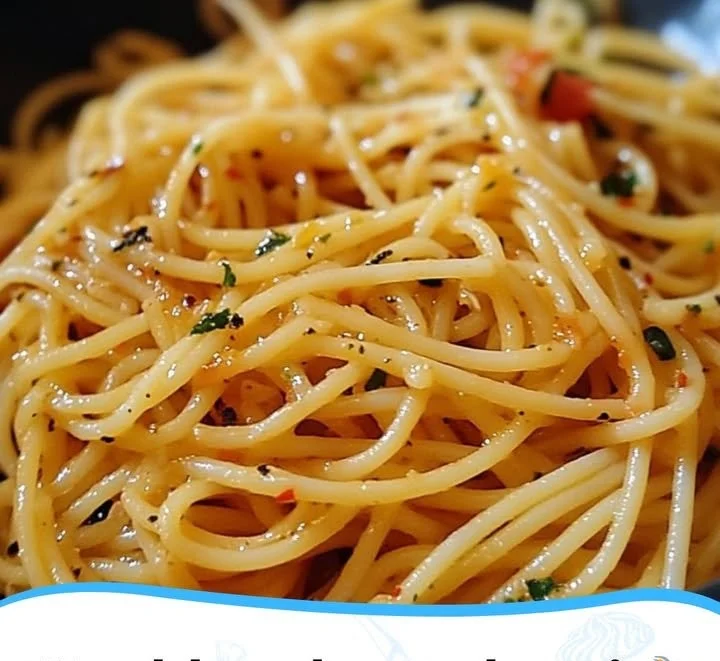 Schale mit Knoblauchspaghetti, garniert mit frisch gehackter Petersilie und Parmesan.