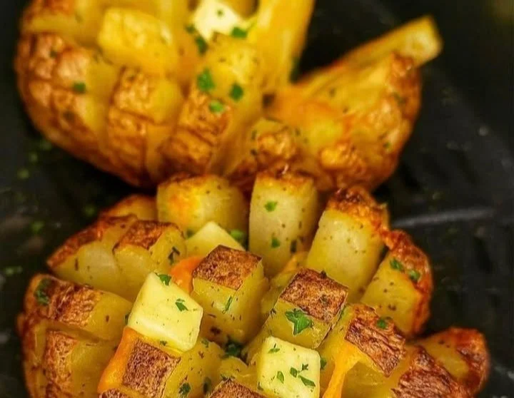 Knusprig blühende Ofenkartoffeln auf einem Teller serviert