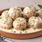 Königsberger Klopse: traditionelle deutsche Fleischbällchen mit Kapernsauce