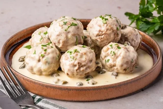 Königsberger Klopse: traditionelle deutsche Fleischbällchen mit Kapernsauce