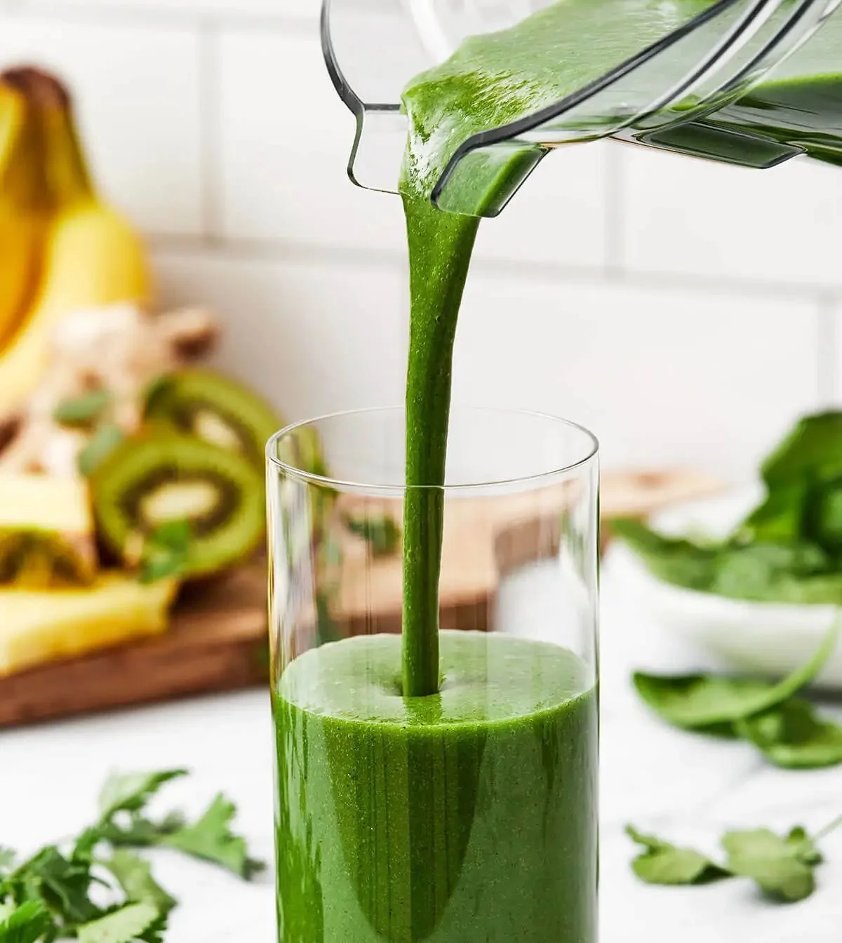 Erfrischender Koriander-Smoothie in einem Glas