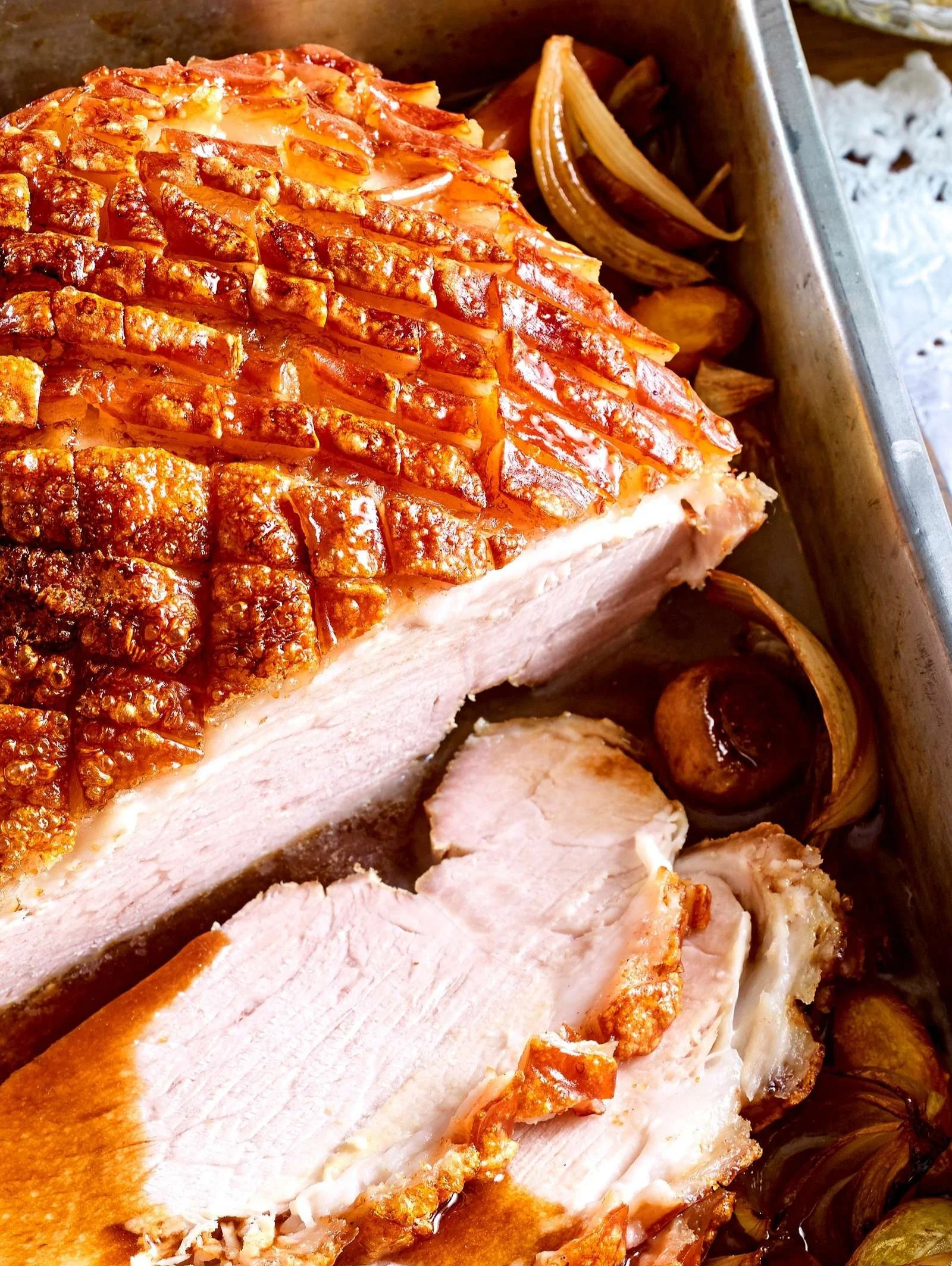 Krustenbraten im Backofen zubereitet, knusprige Kruste und saftiges Fleisch.