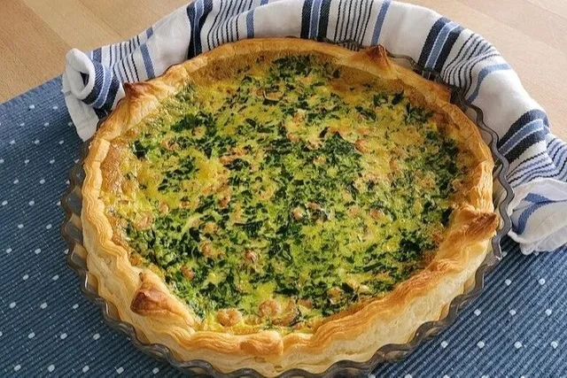 Lachs-Quiche frisch aus dem Kühlschrank, serviert auf einem Teller.