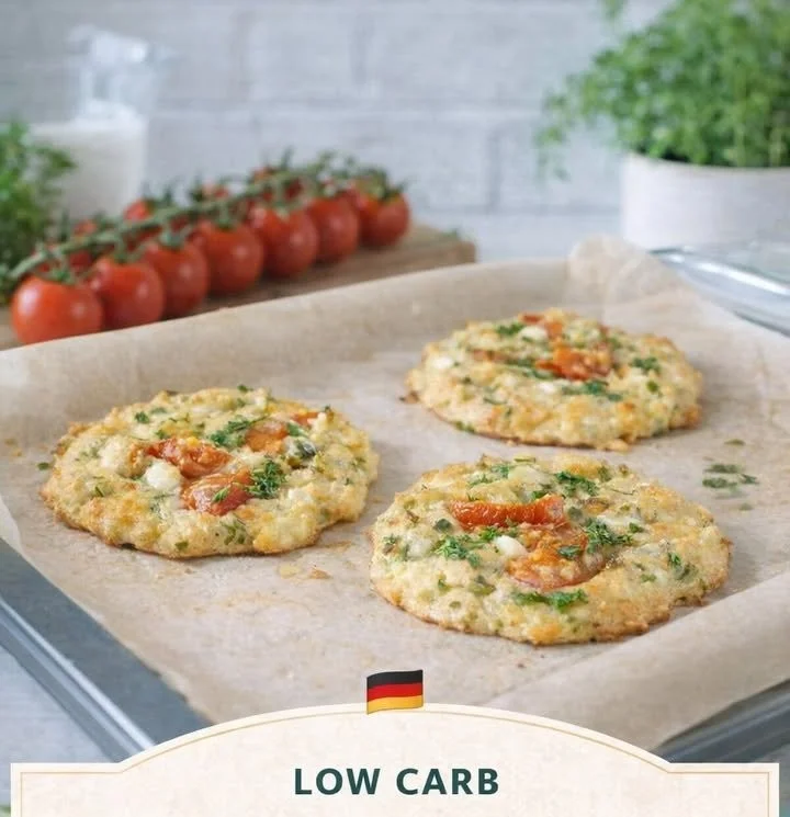 Leckere Low Carb Hüttenkäsetaler auf einem Teller serviert.