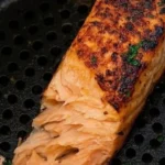 Lachsfilet aus der Luftfritteuse, frisch zubereitet und serviert.