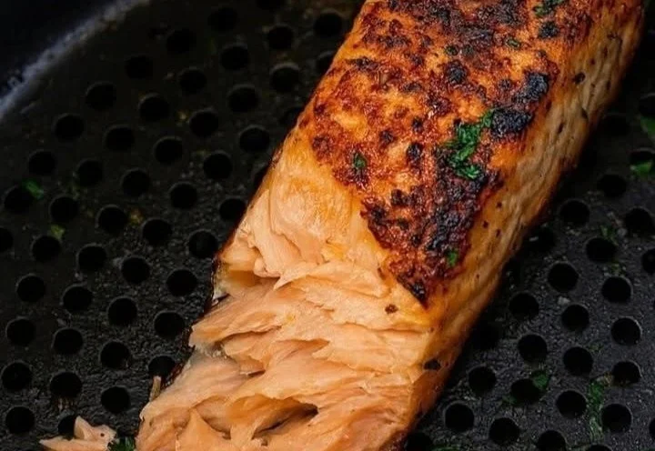 Lachsfilet aus der Luftfritteuse, frisch zubereitet und serviert.