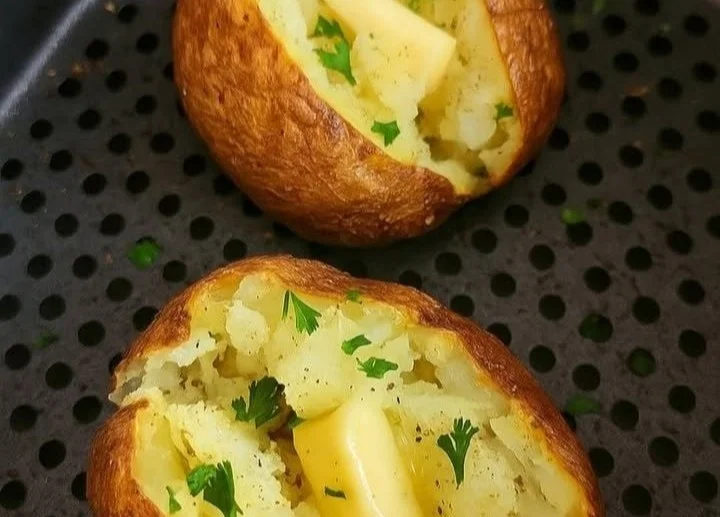 Knusprige Luftfritteuse Ofenkartoffeln auf einem Teller