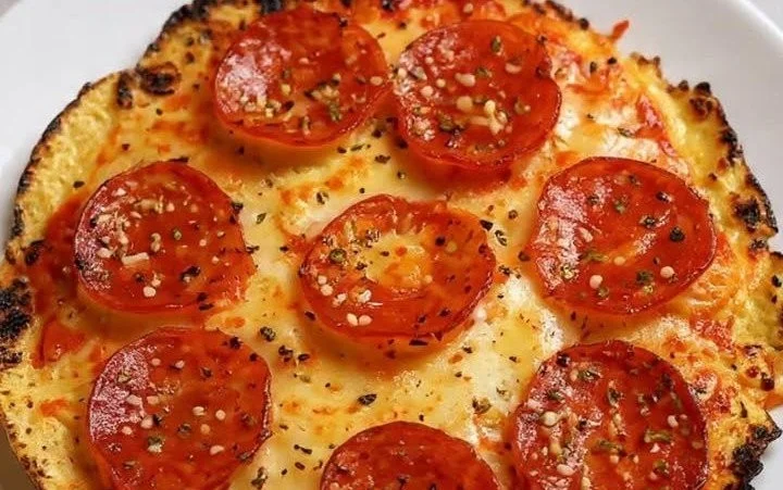 Luftfritteusen-Tortilla-Pizza mit frischen Zutaten und knusprigem Teig