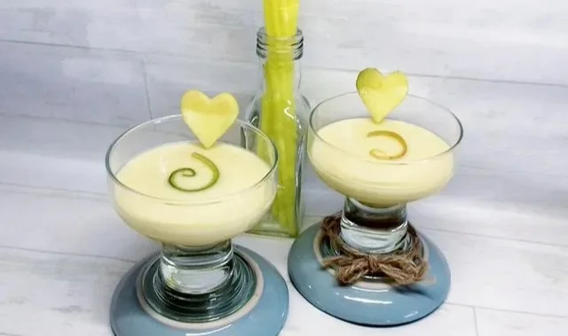 Erfrischendes Mangolassi Getränk aus Joghurt und Mango