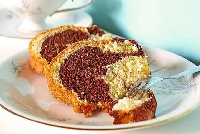 Klassischer Marmorkuchen nach Frieda, saftig und schokoladig, auf einem Teller serviert.