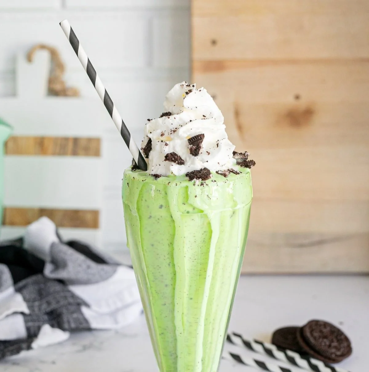 Erfrischender Mint-Oreo-Shake mit Minze und zerbröselten Oreos