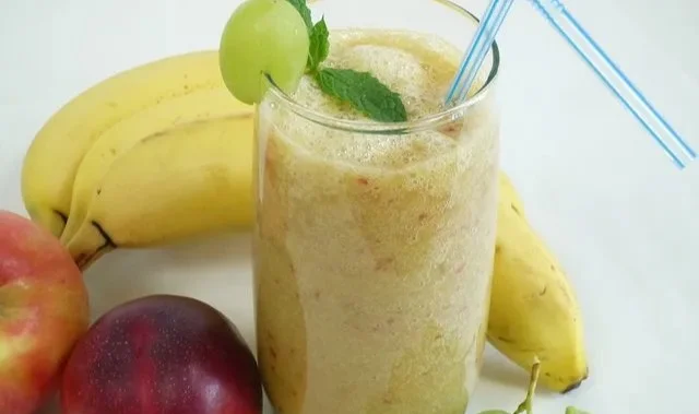 Nektarinen-Trauben-Smoothie in einem Glas mit frischen Früchten dekoriert