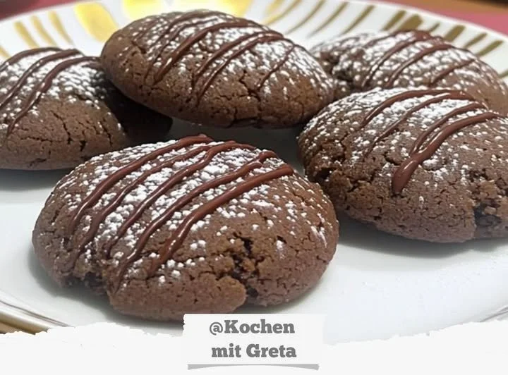 Leckere Nutella-Plätzchen auf einem Teller angerichtet