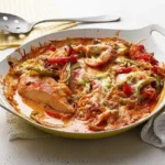 Leckeres Paprika-Creme-Hühnchen auf einem Teller serviert.
