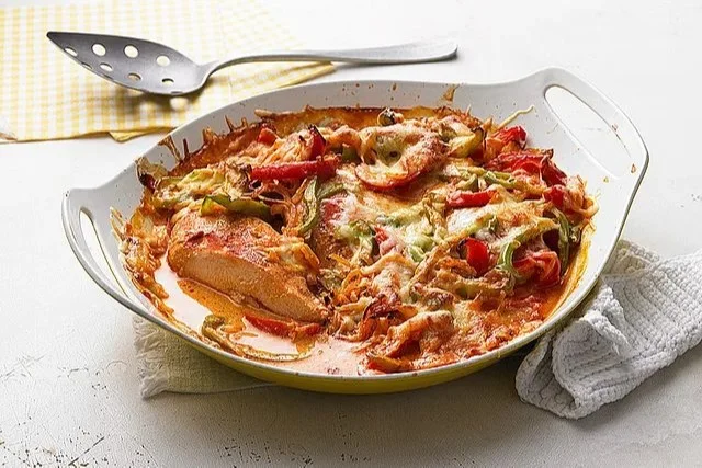 Leckeres Paprika-Creme-Hühnchen auf einem Teller serviert.