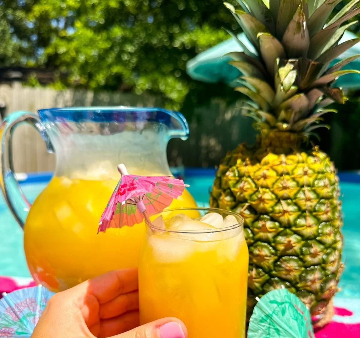 Erfrischender Pina Colada Punsch in einem Glas mit tropischen Früchten