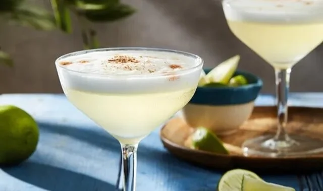 Erfrischender Pisco Sour Cocktail mit Limettensaft und Eiweiß
