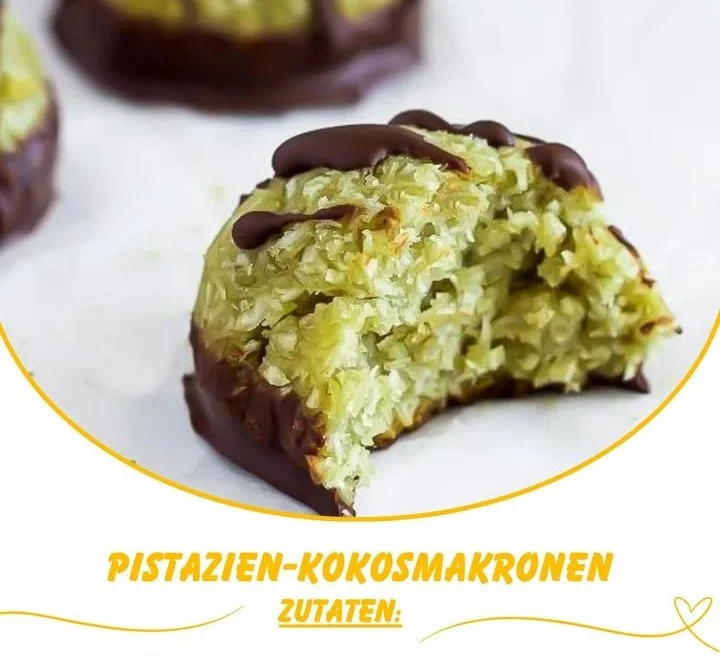 Pistachio-Coconut Macaroons auf einem eleganten Teller