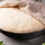 Leckere selbstgemachte Pizza mit frischen Zutaten und Käse überbacken.