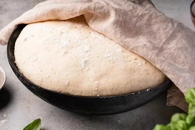 Leckere selbstgemachte Pizza mit frischen Zutaten und Käse überbacken.