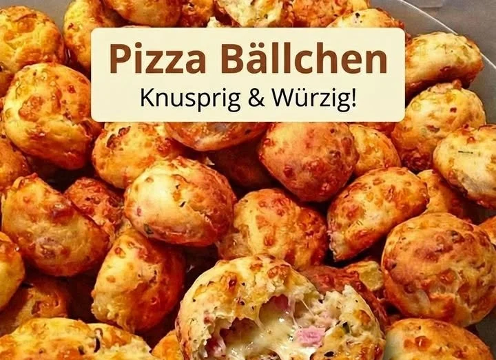 Pizza-Kugeln mit verschiedenen Belägen auf einem Holzbrett