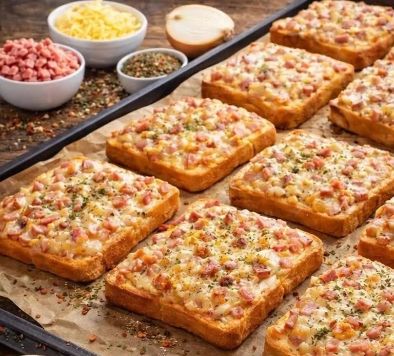 Pizzatoast mit Käse und Tomatenbelag, lecker und einfach zuzubereiten.