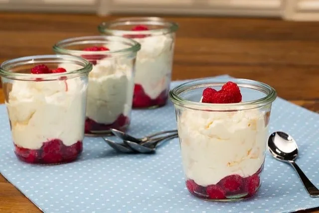 Schüssel mit Raffaello-Creme, perfekt für Desserts und Backwaren.