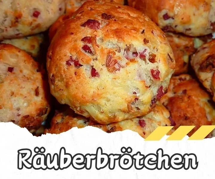 Leckere Räuberbrötchen gefüllt mit herzhaften Zutaten auf einem Holzbrett.