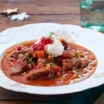 Reh-Gulasch mit frischen Kräutern und Beilagen