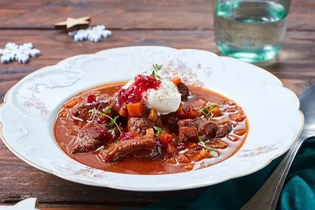 Reh-Gulasch mit frischen Kräutern und Beilagen