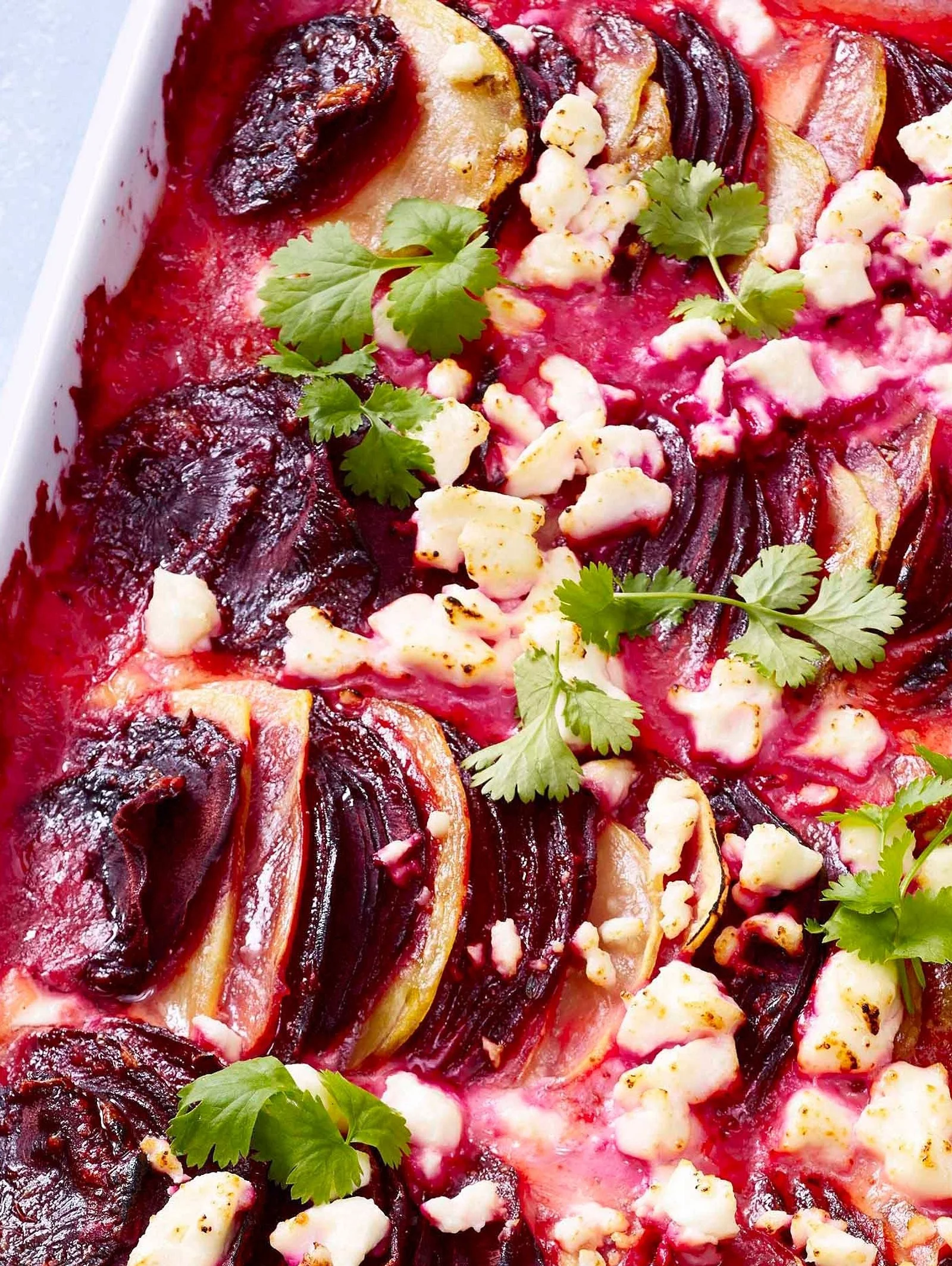 Leckeres Rote-Bete-Gratin frisch aus dem Ofen serviert