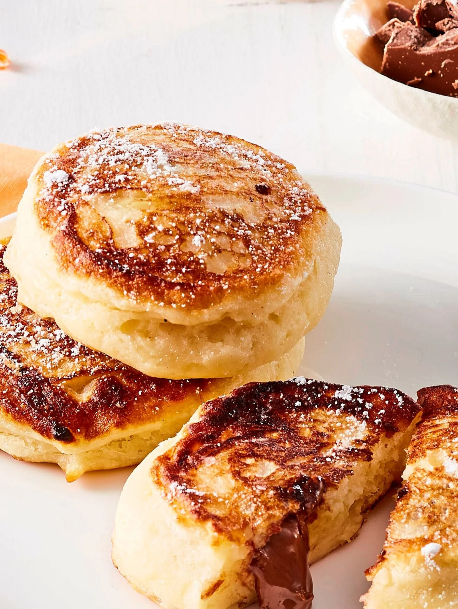 Saftige Quark-Pancakes auf einem Teller, ideal für dein Protein-Frühstück.