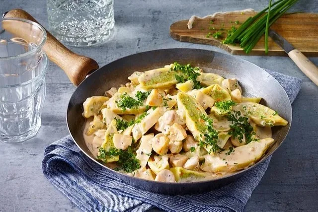 Schnelle Maultaschen-Pilz-Pfanne mit frischen Pilzen und Gewürzen