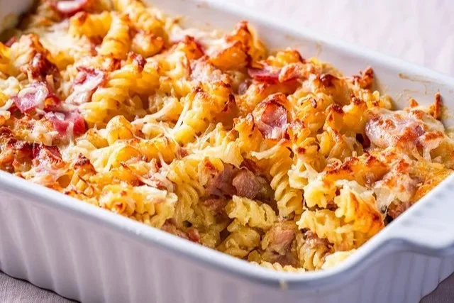 Schneller Nudelauflauf mit Käse und Gemüse frisch aus dem Ofen.