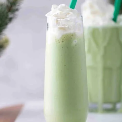 Schneller Starbucks Matcha-Grüntee-Frappuccino in einem Glas mit frischem Matcha