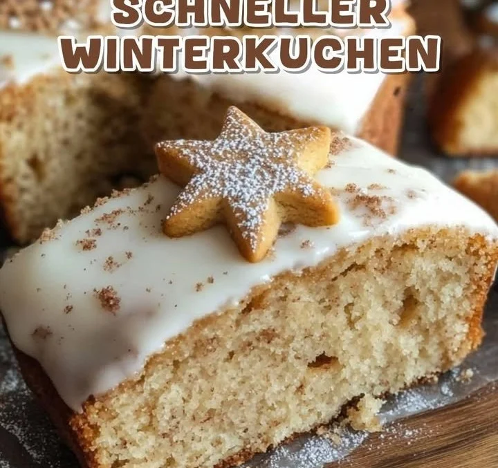 Ein saftiger Winterkuchen auf einem Holzbrett, dekoriert mit Puderzucker.