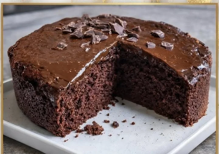 Sieben-Löffel-Schokoladenkuchen auf einem Teller mit Schokolade dekoriert